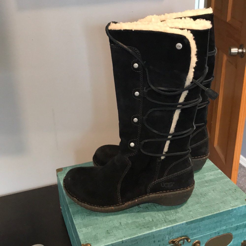 Ugh black boots. Beautiful very good condition